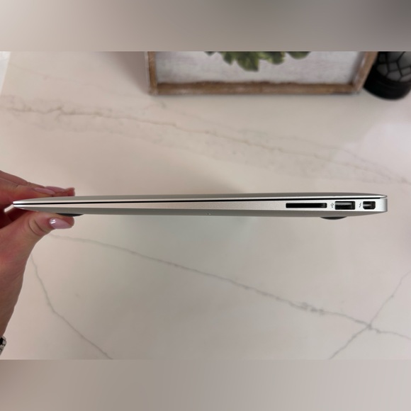 Apple MacBook Air - Picture 3 of 8